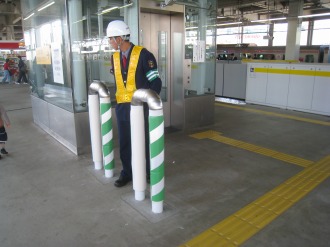 東急武蔵小杉駅ホームの転落防止柵（手前が東横線側）