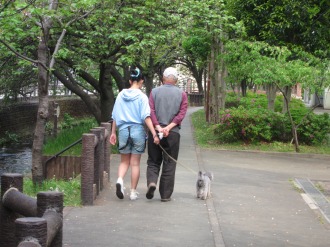 犬を連れて散歩をするご家族