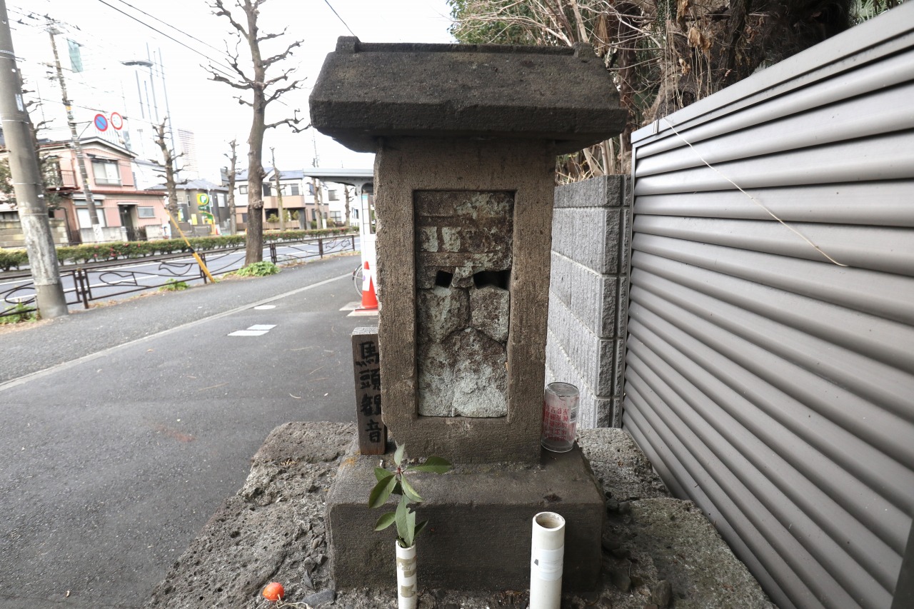 南武沿線道路沿いの馬頭観音