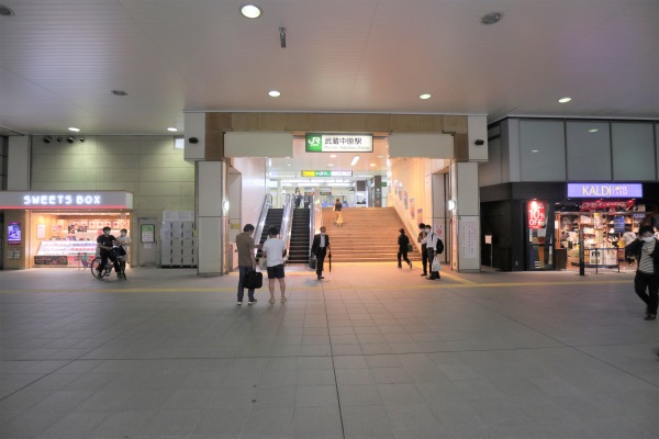 武蔵中原駅改札入口両脇の店舗