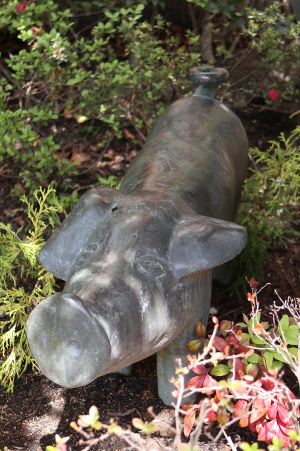 プラウドシティ元住吉の豚飼いの像の1匹