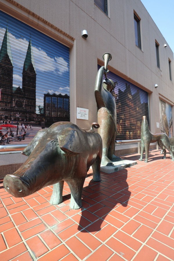 川崎信用金庫前の「豚飼いの像」