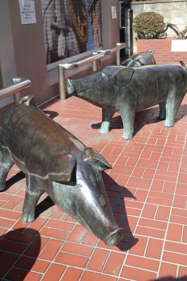 川崎信用金庫前の「豚飼いの像」