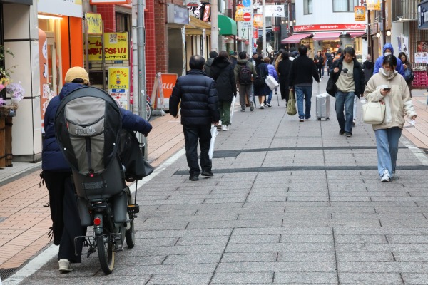 自転車を押して歩く方