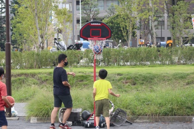 等々力緑地でバスケットゴールを楽しむ皆さん