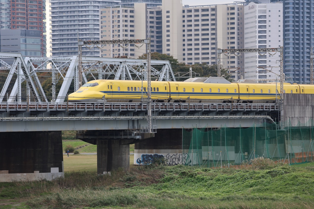 多摩川を通過するドクターイエロー味ぽん号