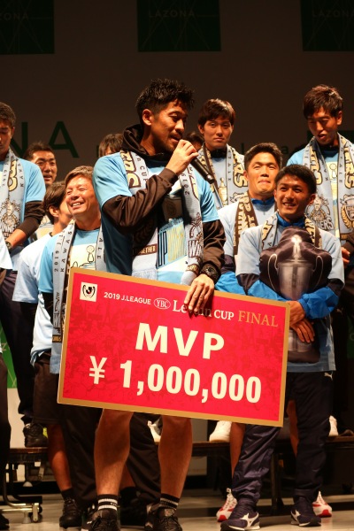 MVP獲得を報告する新井章太選手