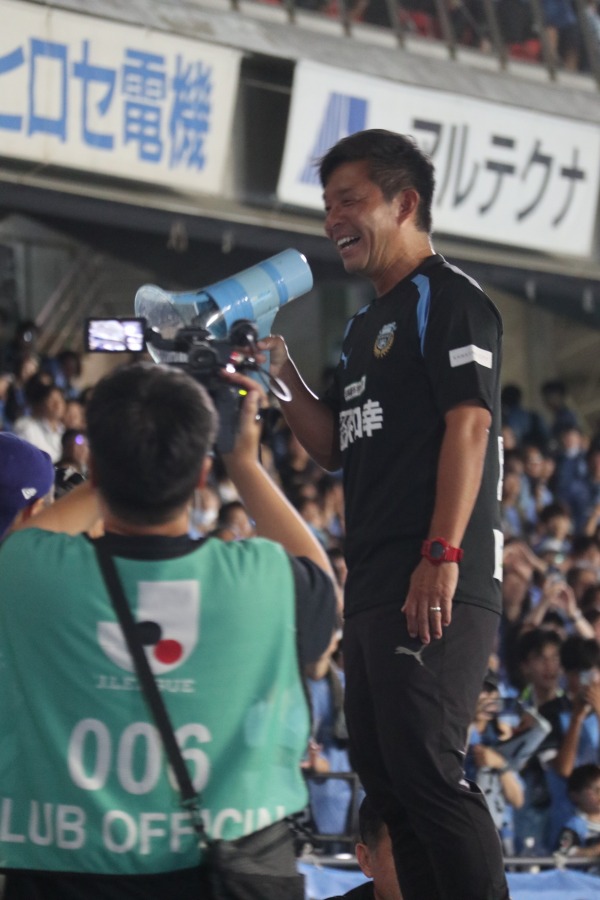 お立ち台は鬼木監督