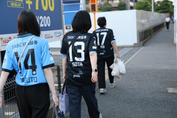 等々力陸上競技場に向かう皆さん