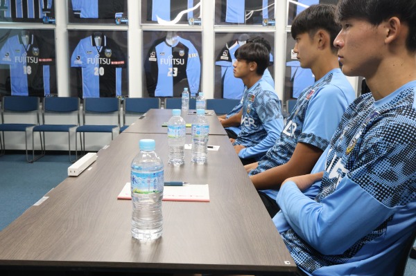 真剣に聞く選手ら