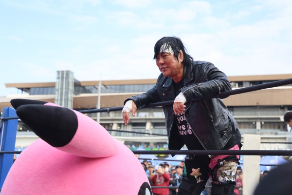 大仁田厚「電流爆破マッチ」で閃光走る！川崎フロンターレvs岡山戦で