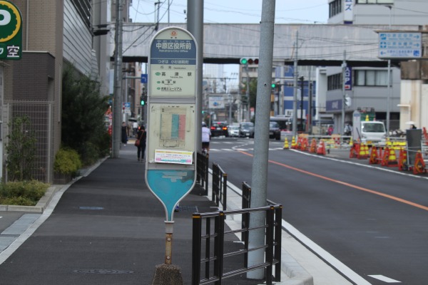 川崎市医師会館側のバス停