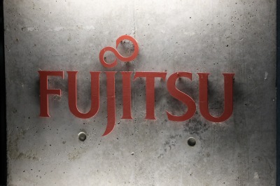 正門の「FUJITSU」ロゴ