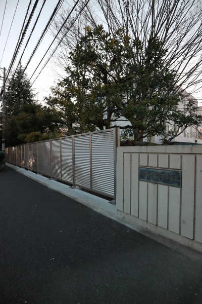 東住吉小学校の綱島街道側に完成したフェンス