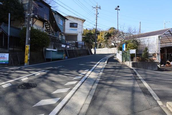 高台を登る坂道