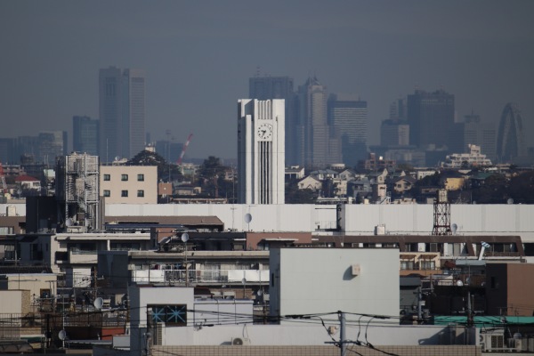 法政二中高の時計塔と、新宿の高層ビル群