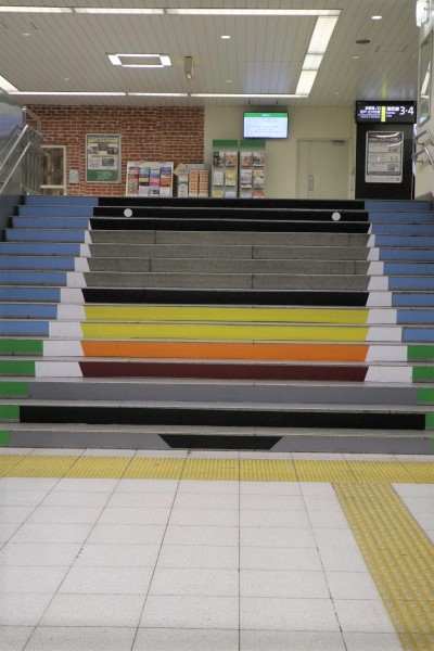 南武線デザインの階段