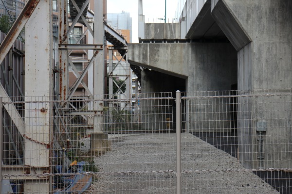 綱島街道・上丸子跨線橋西側の側道整備予定地