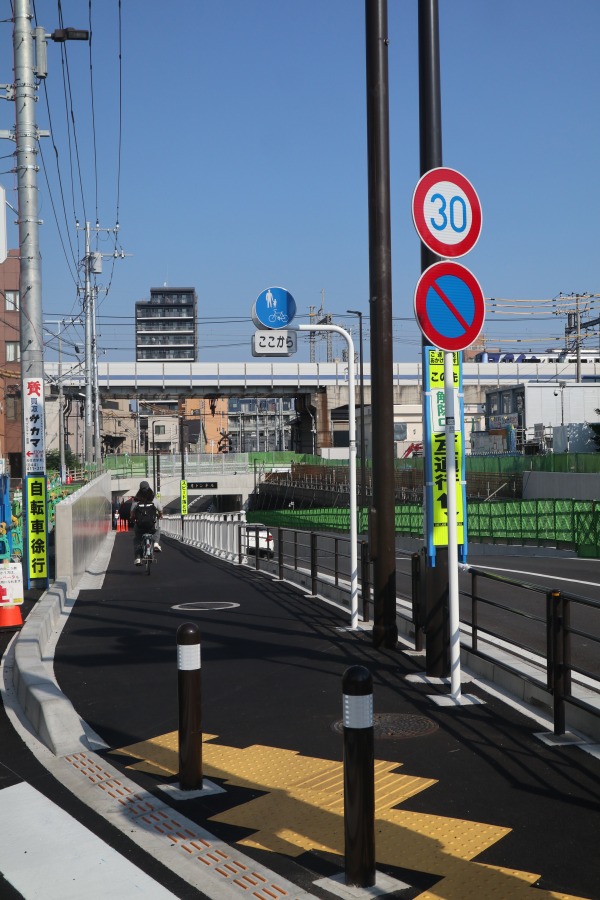 供用開始になった元住吉側の歩道