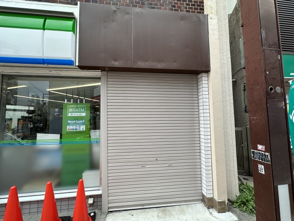2階店舗の入口