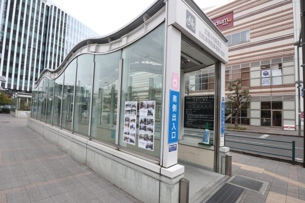 武蔵小杉駅東口駅前広場の駐輪場の入口