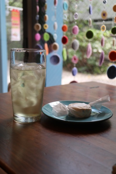 アイス緑茶とスペインの焼き菓子「マンテカード」