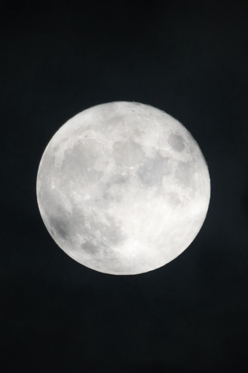 望遠レンズで撮影した中秋の名月