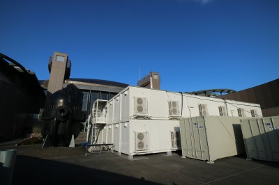 修復作業が進められている川崎市市民ミュージアムの仮設施設