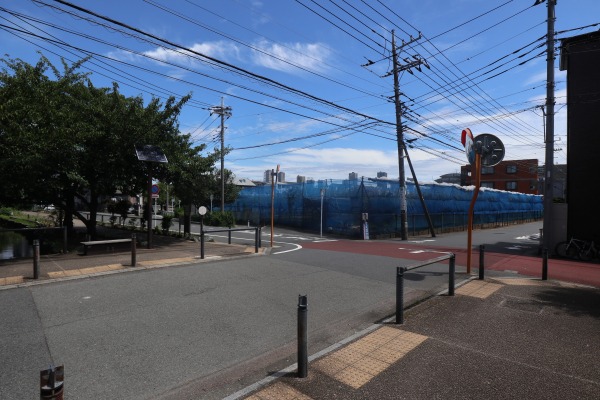 江川せせらぎ遊歩道に面した長瀬園