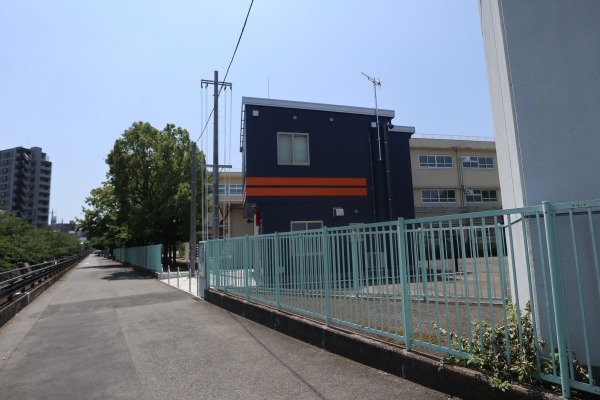 渋川沿いの住吉小学校と住吉分団の器具置き場