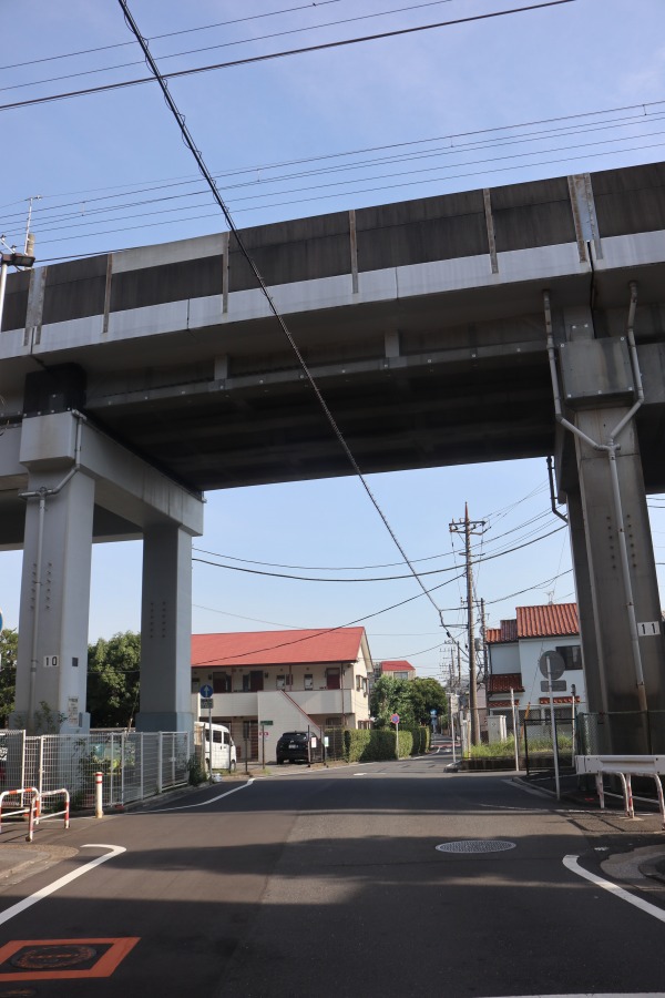 高架化された南武線（今井堀踏切跡）