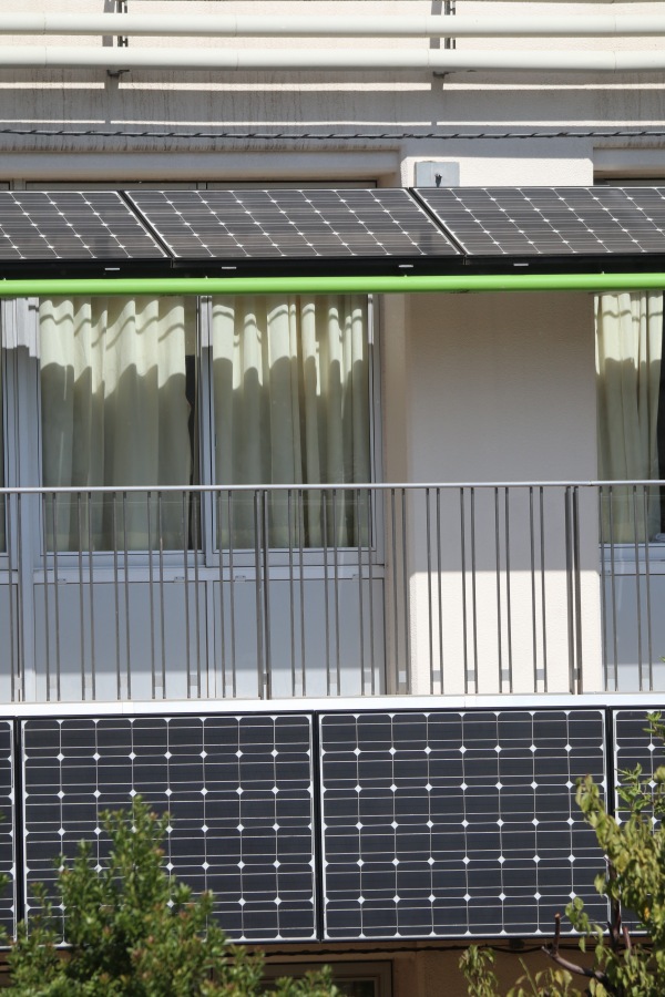 校舎全体に設置された太陽光発電パネル