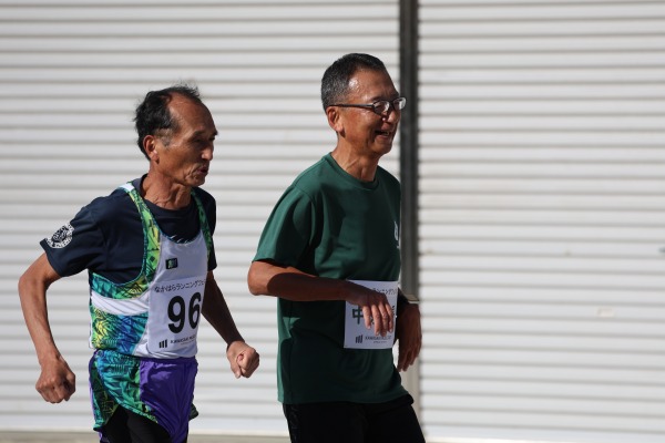 中原区の板橋区長（右）