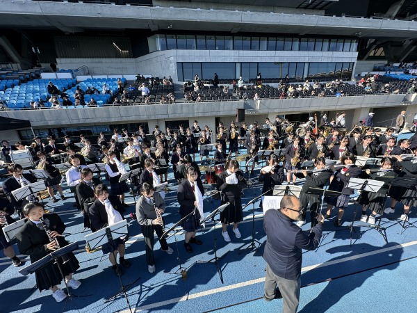 会場を盛り上げた橘高校・宮内中学校吹奏楽部