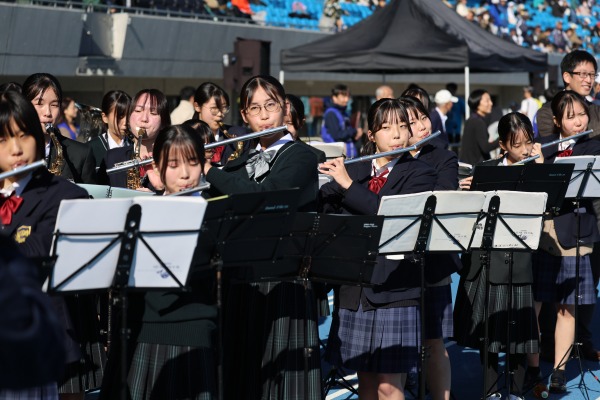 会場を盛り上げた橘高校・宮内中学校吹奏楽部