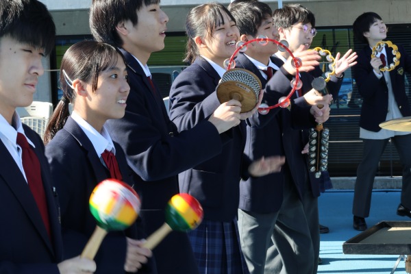 会場を盛り上げた橘高校・宮内中学校吹奏楽部