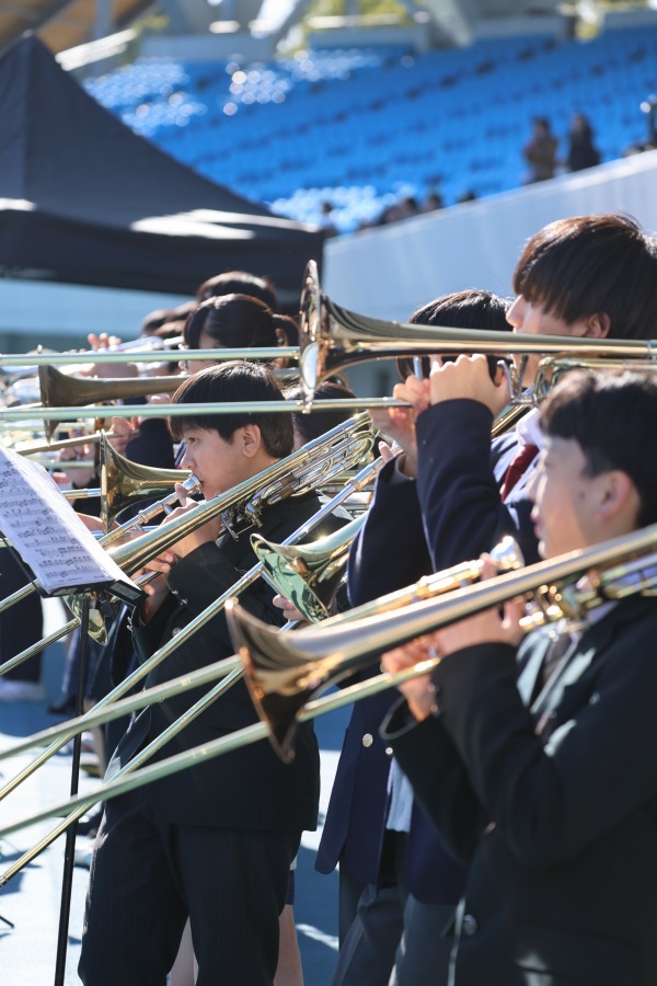 会場を盛り上げた橘高校・宮内中学校吹奏楽部