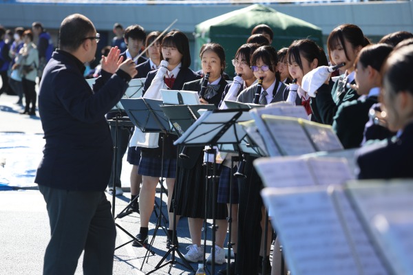 会場を盛り上げた橘高校・宮内中学校吹奏楽部