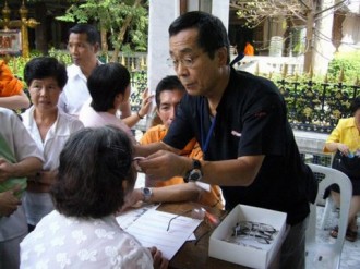 メガネのオーサカ　タイボランティア活動