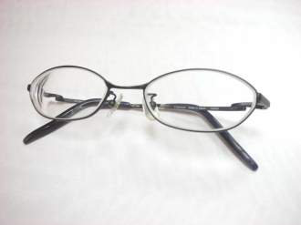 寄付された状態のメガネ