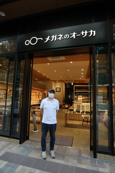 「メガネのオーサカ」新店舗と大坂亮志さん