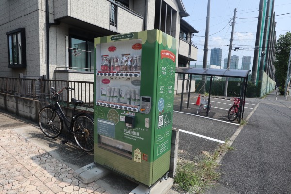 裏手に見える法政大学野球場と武蔵小杉のタワーマンション