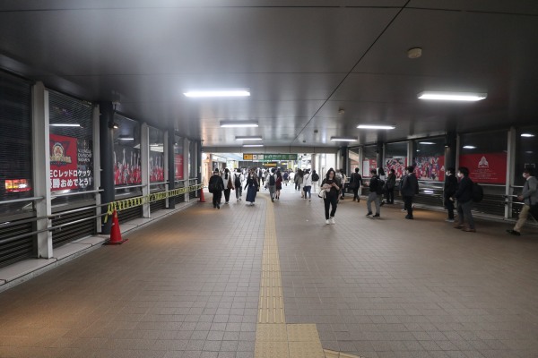 NECレッドロケッツ装飾が行われた武蔵小杉駅の連絡通路