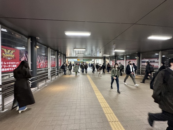 NECレッドロケッツ装飾が行われた武蔵小杉駅の連絡通路