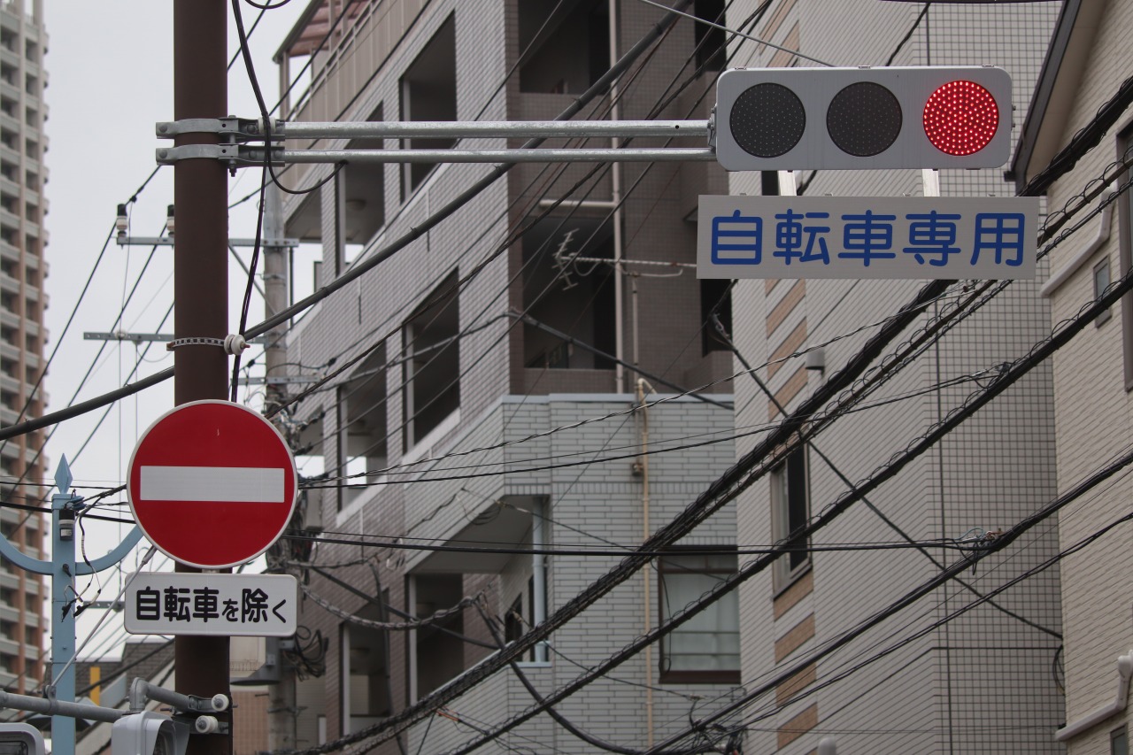 自転車専用信号機と自転車を除く一方通行の標識