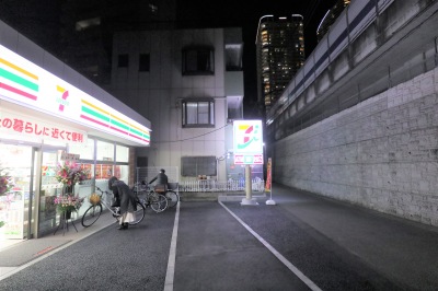 東急線高架沿いの店舗