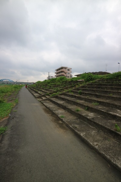 「多摩川スピードウェイ」のスタンド遺構