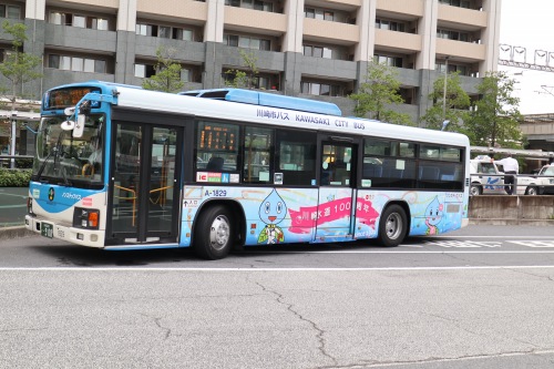 川崎市水道100周年のラッピングバス