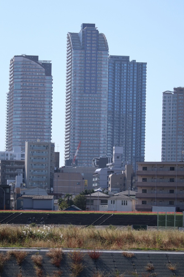 武蔵小杉のタワーマンションと多摩川スピードウェイ
