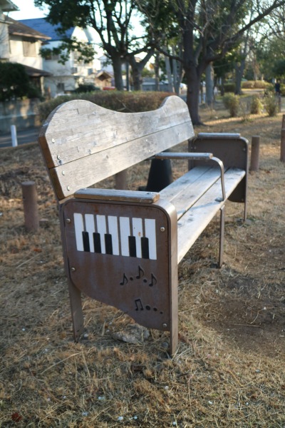 ピアノ型のベンチ